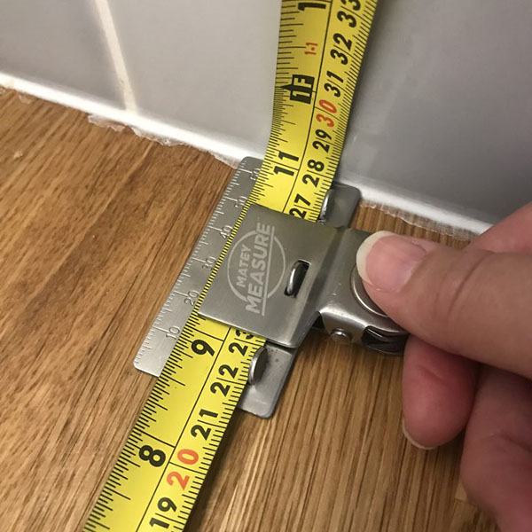 手持ちのテープメジャー、コンベックスに挟むだけで内寸を素早く測定可能にするクリップ。