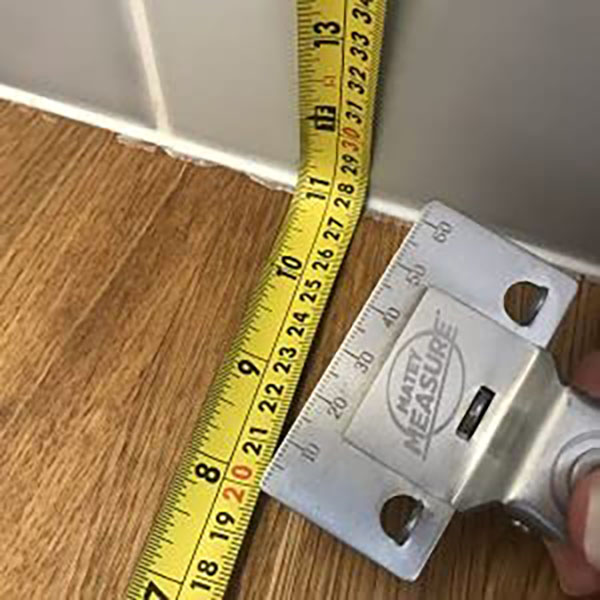 手持ちのテープメジャー、コンベックスに挟むだけで内寸を素早く測定可能にするクリップ。