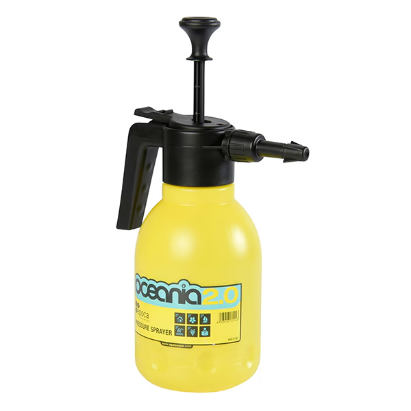水やり、液体肥料散布、除草剤散布などマルチに 活躍するハンディ噴霧器。