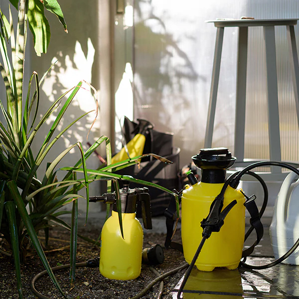 水やり、液体肥料散布、除草剤散布などマルチに 活躍するハンディ噴霧器。