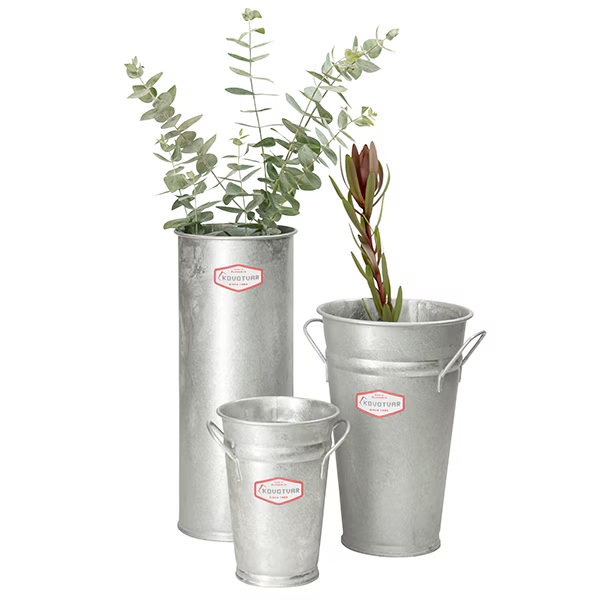 シンプルなシリンダー型のベースはお花や植物をシックに見せてくれます。