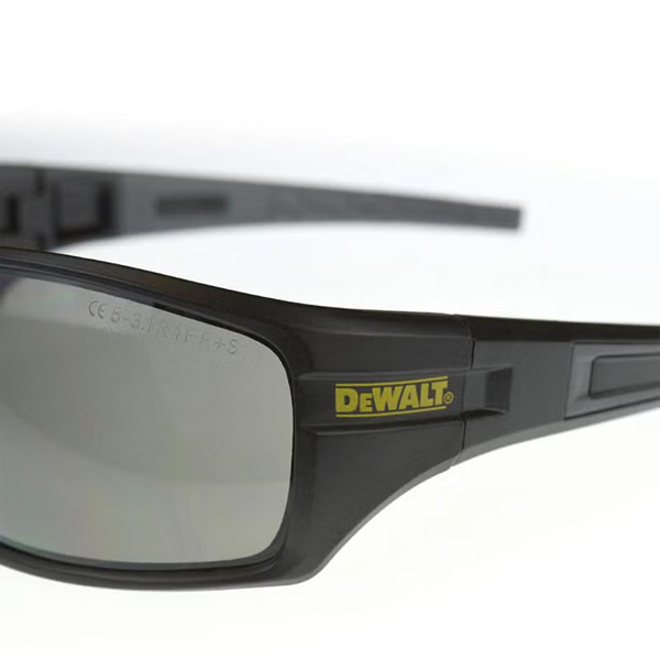 顔に沿ってカーブしているラップアラウンドデザインのDEWALT GEARオーガーセーフティーグラス。