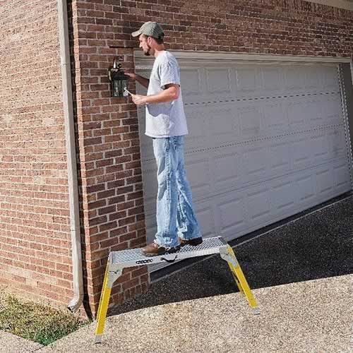 広い足場を確保する折り畳み式足場台。