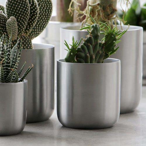 マット仕上げのアルミプラントカバー。