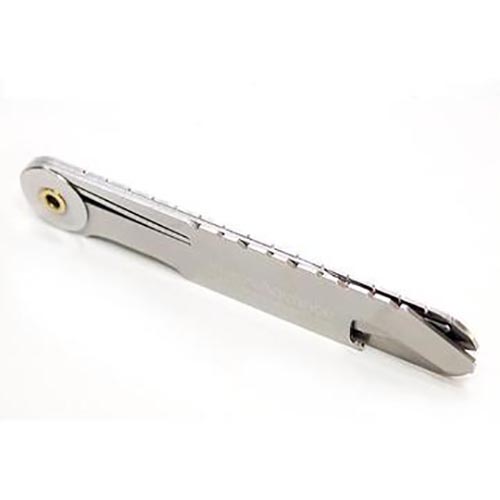 アウトドアや日常で使うナイフを中心に ８種類の機能を持つクロノN3 ポケットナイフ。