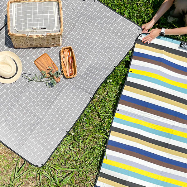 縦に横に繋げてサイズ自由自在！ありそうでなかったレジャーシート。