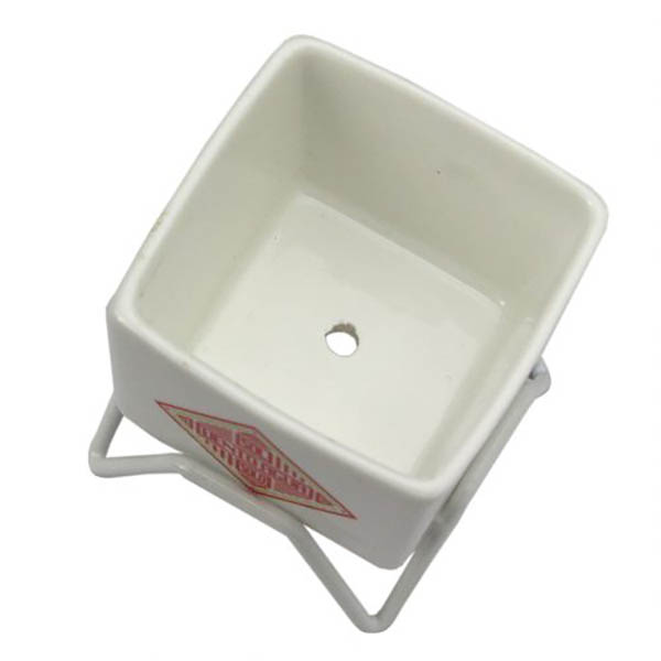 ホワイトワイヤースタンド付属の磁器プランター。