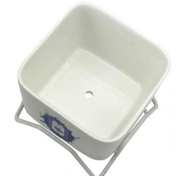 ホワイトワイヤースタンド付属の磁器プランター。