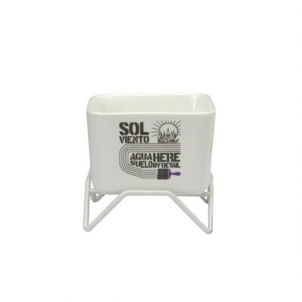 ホワイトワイヤースタンド付属の磁器プランター。