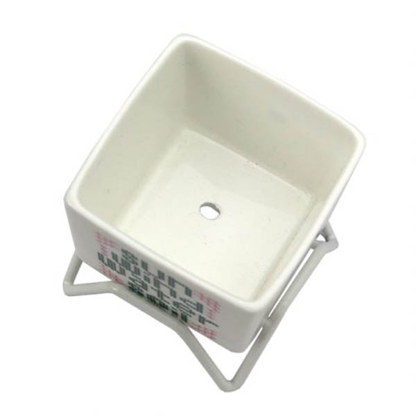 ホワイトワイヤースタンド付属の磁器プランター。