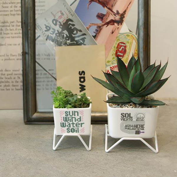 ホワイトワイヤースタンド付属の磁器プランター。