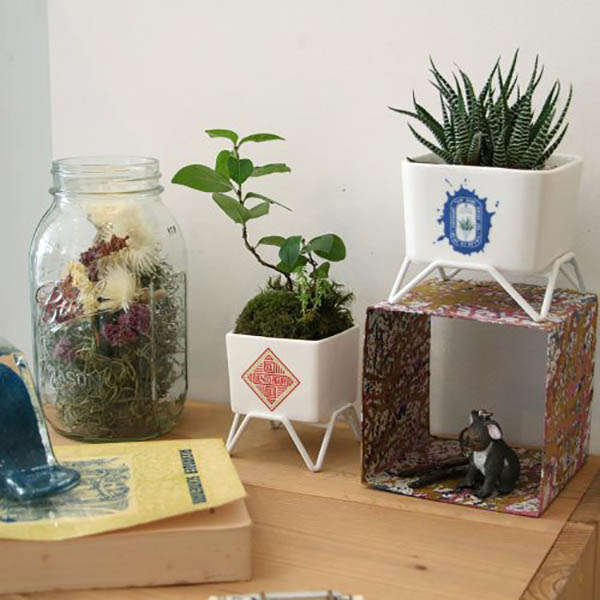 ホワイトワイヤースタンド付属の磁器プランター。