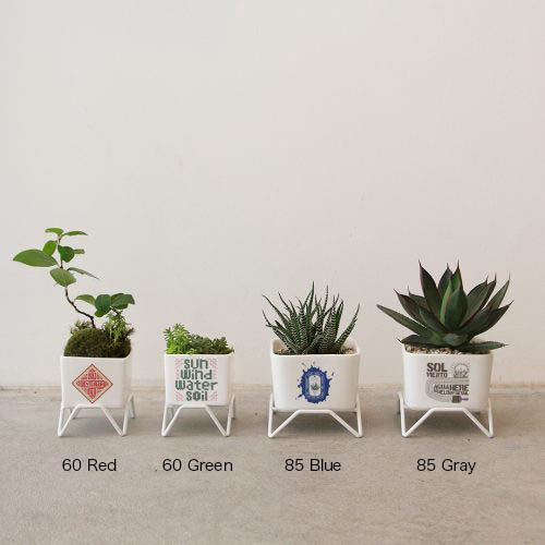 ホワイトワイヤースタンド付属の磁器プランター。