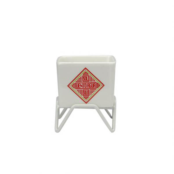 ホワイトワイヤースタンド付属の磁器プランター。