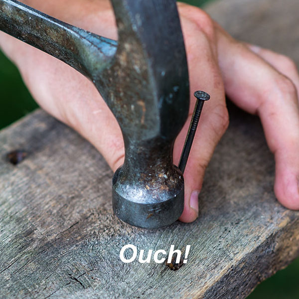 指を保護しながら正確に釘、ネジを打ち込むことができるセーフティネイラー。