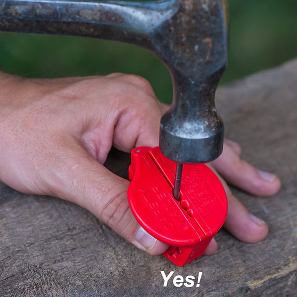 指を保護しながら正確に釘、ネジを打ち込むことができるセーフティネイラー。