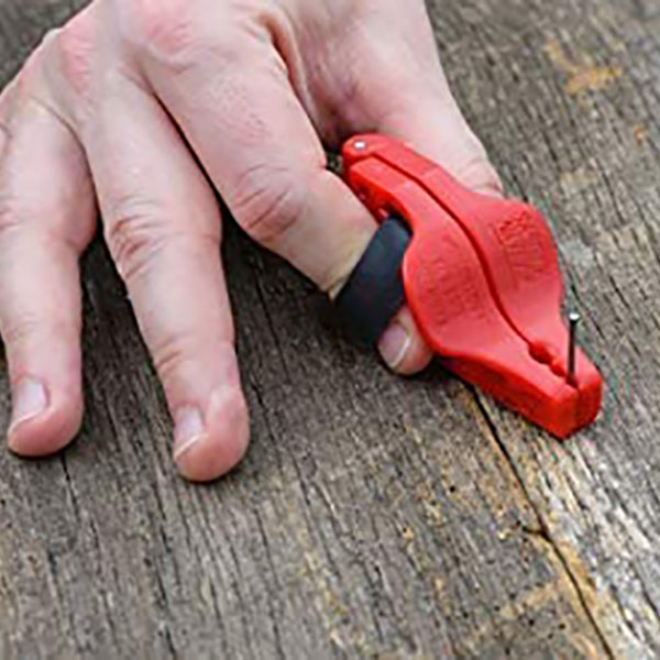 指を保護しながら正確に釘、ネジを打ち込むことができるセーフティネイラー。