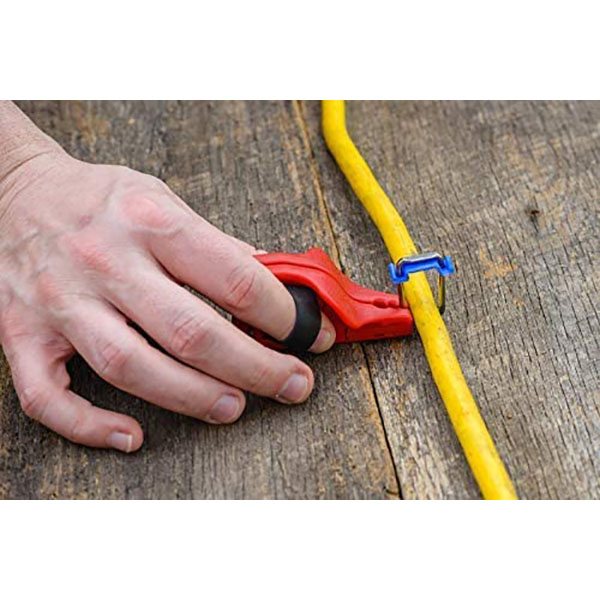 指を保護しながら正確に釘、ネジを打ち込むことができるセーフティネイラー。