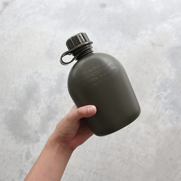 HAYES TOOLING & PLASTICSによるカンティーン。飲料水使用可能。