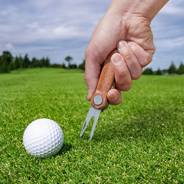 ゴルフで役に立つ4つの機能がひとつになったゴルフツール。