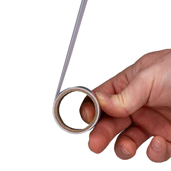 高い耐久性と接着力、優れた反射特性を誇る反射テープ。