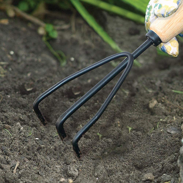 プランターや鉢植えの土をならしたり耕したりするハンドレーキ。