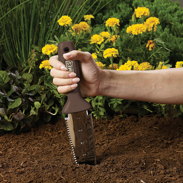 掘る、移す、カットする、草を抜く、刈る、測定するなどがこれ一本で叶うガーデン作業に必須のハンドツール