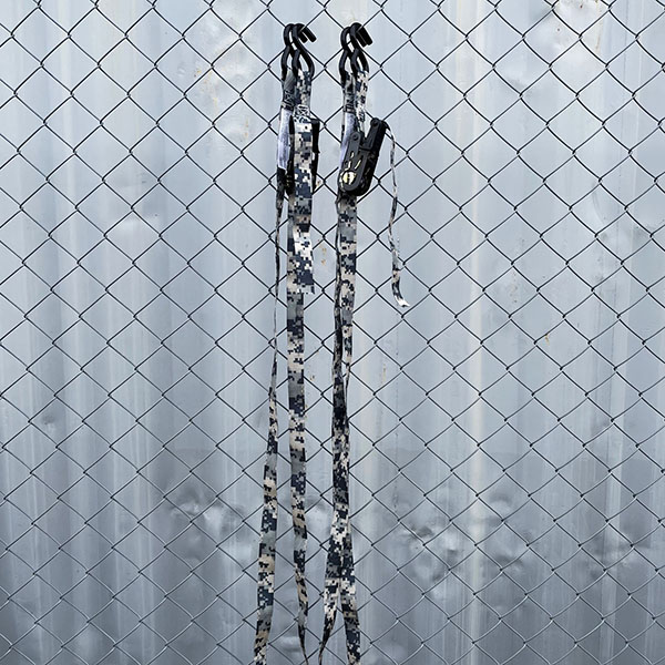 素早く固定が可能なカムバックル式タイダウンベルト。