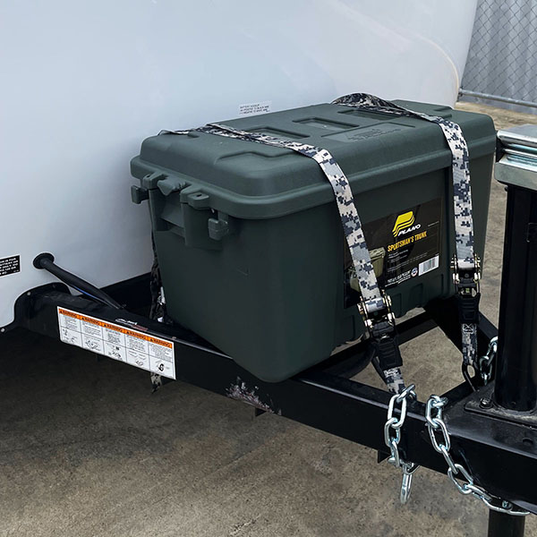 素早く固定が可能なカムバックル式タイダウンベルト。