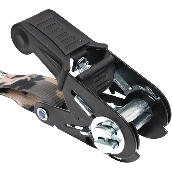 素早く固定が可能なカムバックル式タイダウンベルト。