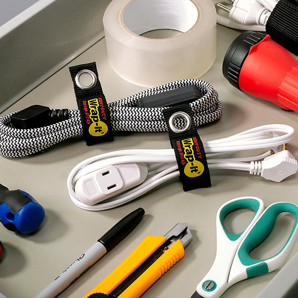 コードやホース、ロープなどを整理できて吊下げ保管可能。