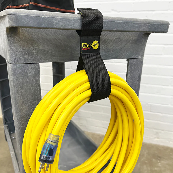 様々な環境で取付可能なツインストラップ。パイプへの取付が便利。