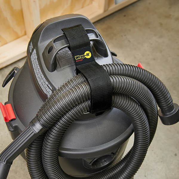 様々な環境で取付可能なツインストラップ。パイプへの取付が便利。