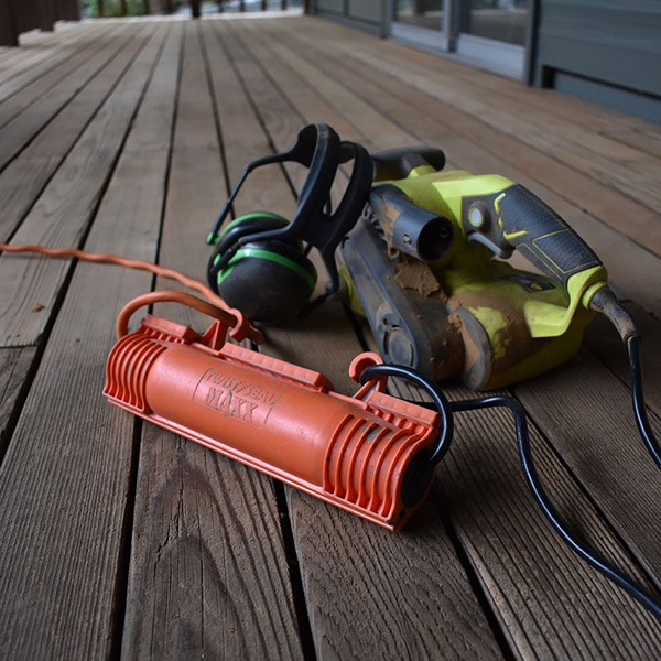 電源コードの抜けを防ぎ、を雨などの水しぶきから保護するプロテクター