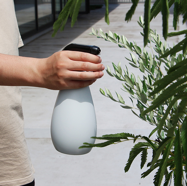 360°どの角度からでも噴霧ができる万能スプレイヤー。
