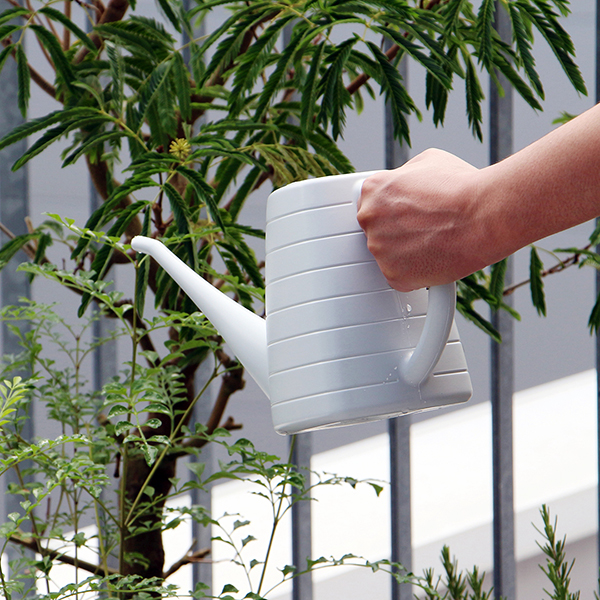 日常の植物管理で作業がしやすいハスクチ無しのジョーロ1850mlタイプ。