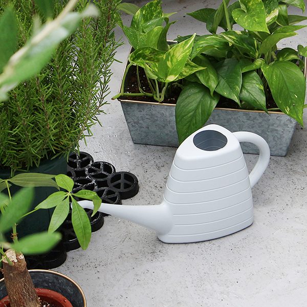 日常の植物管理で作業がしやすいハスクチ無しのジョーロ1850mlタイプ。