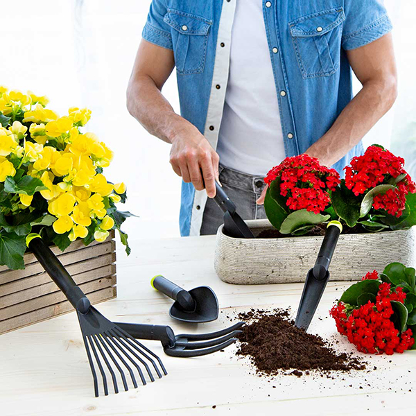 植え替え時に同じ深さで掘ることができる便利な目盛り付き植え替えスコップ。