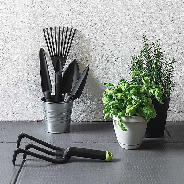 植え替え時に同じ深さで掘ることができる便利な目盛り付き植え替えスコップ。