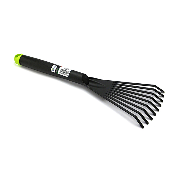 土の表面を整えるのに重宝するFAN RAKE(熊手)