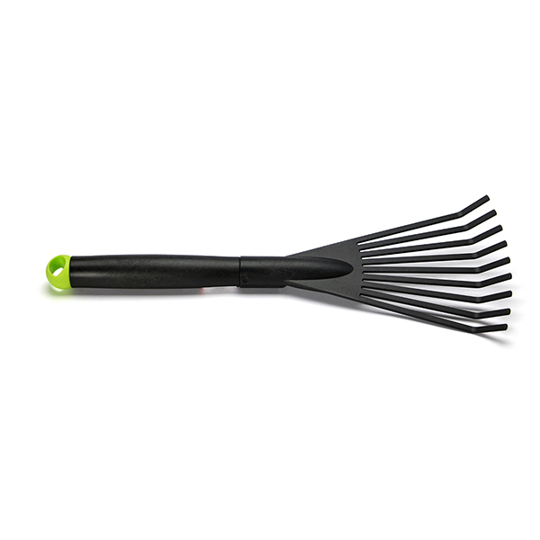 土の表面を整えるのに重宝するFAN RAKE(熊手)