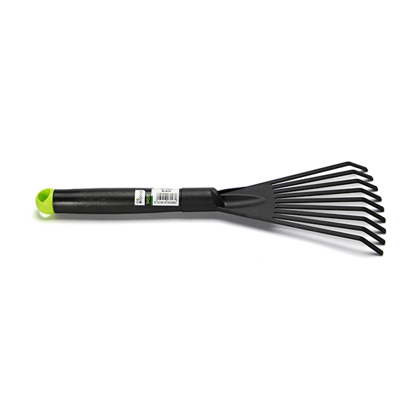土の表面を整えるのに重宝するFAN RAKE(熊手)