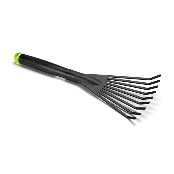土の表面を整えるのに重宝するFAN RAKE(熊手)