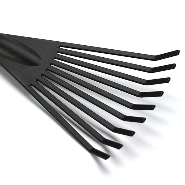 土の表面を整えるのに重宝するFAN RAKE(熊手)