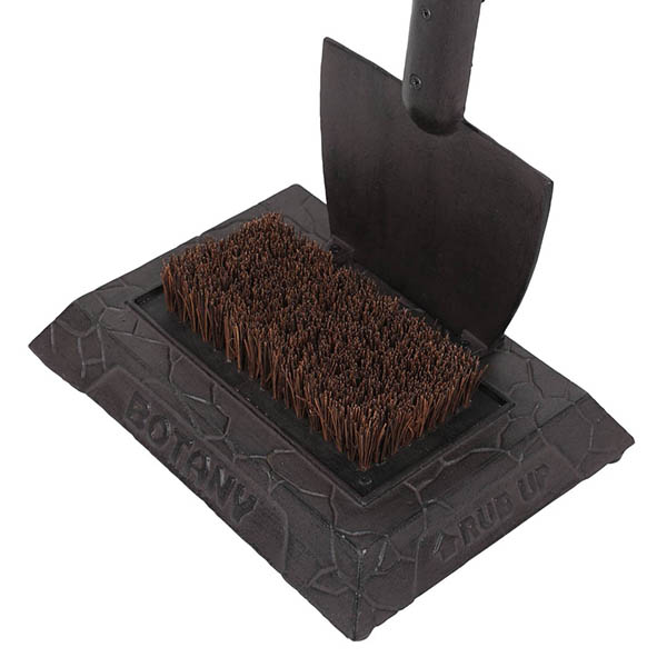 思わず引き抜きたくなる、ガーデンツールをモチーフにしたブーツブラシ。 