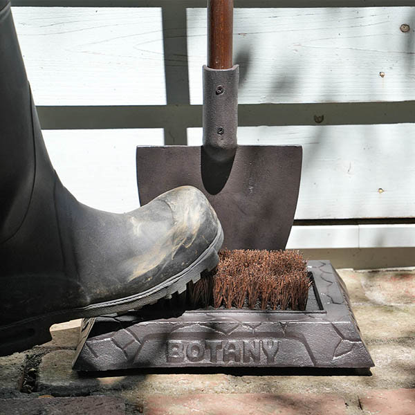 思わず引き抜きたくなる、ガーデンツールをモチーフにしたブーツブラシ。 