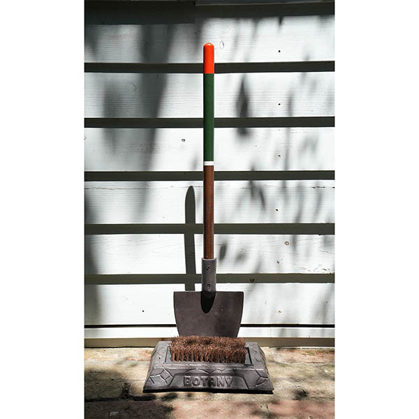 思わず引き抜きたくなる、ガーデンツールをモチーフにしたブーツブラシ。 