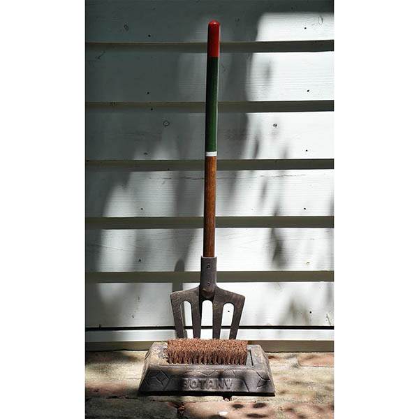 思わず引き抜きたくなる、ガーデンツールをモチーフにしたブーツブラシ。 