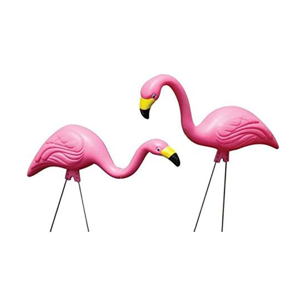 アメリカンな庭を演出する樹脂製ガーデン用フラミンゴの置物。