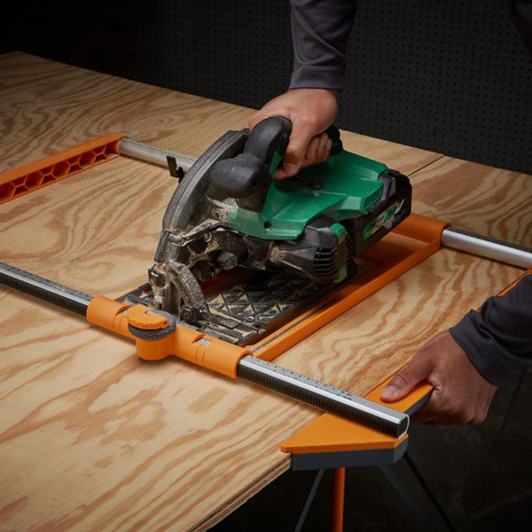 合板などの縁を最大24インチ（60cm）までの幅で素早く簡単に切り落とすことが可能なガイドです
